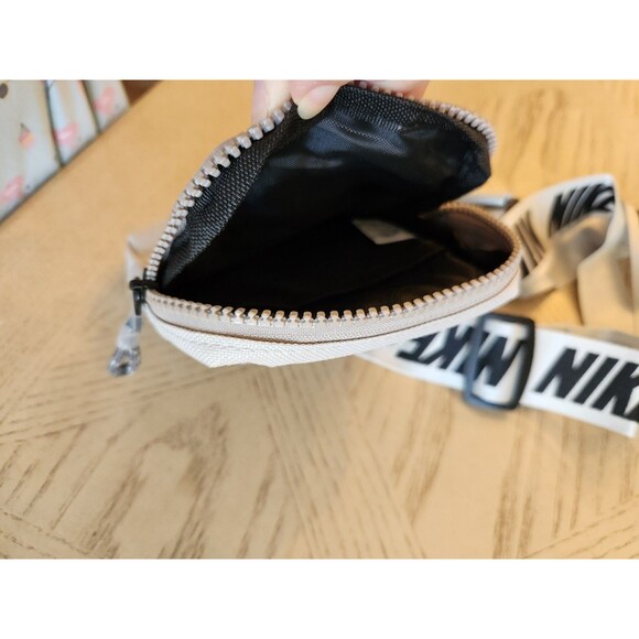 NEW!!! Nike Crossbody Shoulder Chest Travel Mini Sling Bag Silver And Black 5x7 - Picture 5 of 5